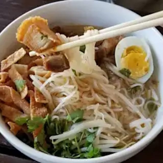 Crispy Pork Tom Yum Soup ก๋วก๋ ยเตี๋ยวต้มยำ หมูกมู รอบ.
