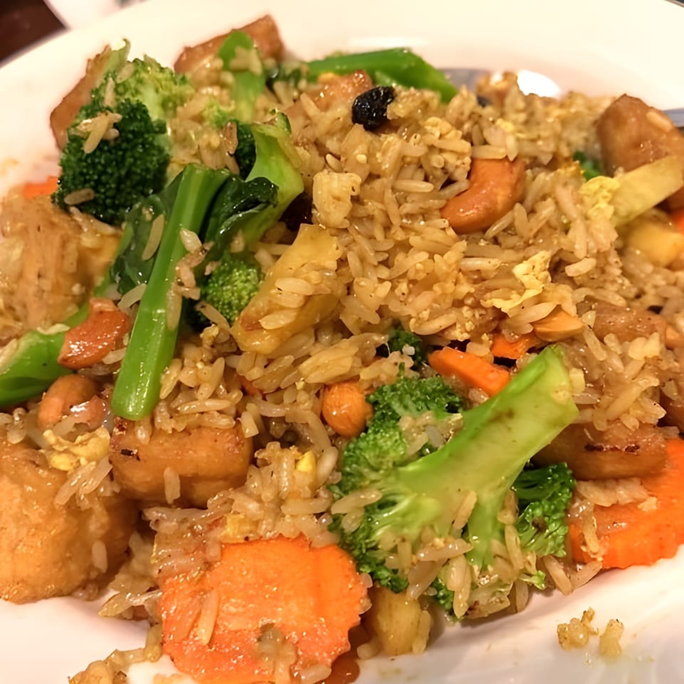 Close-up of Boran Thai Restaurant's fried rice with broccoli, carrots, cashews, and tofu.