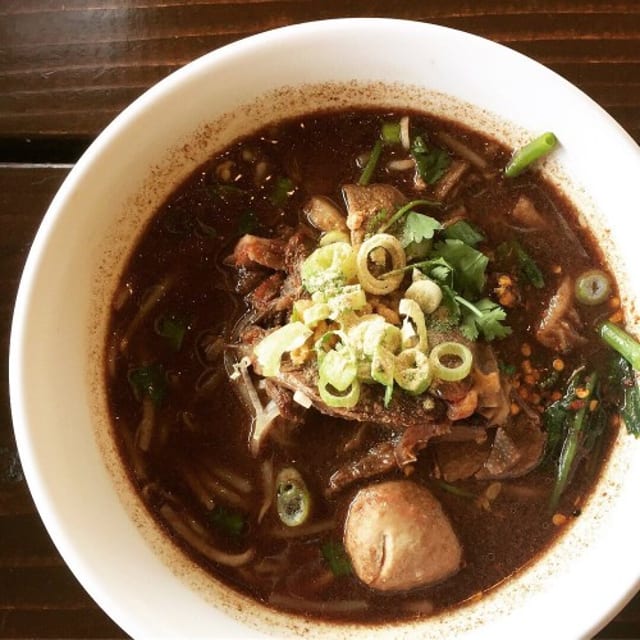 Boat Noodle Soup (Pork or Beef) ก๋วก๋ ยเตี๋ยวเรือรื หมู / เนื้อ.