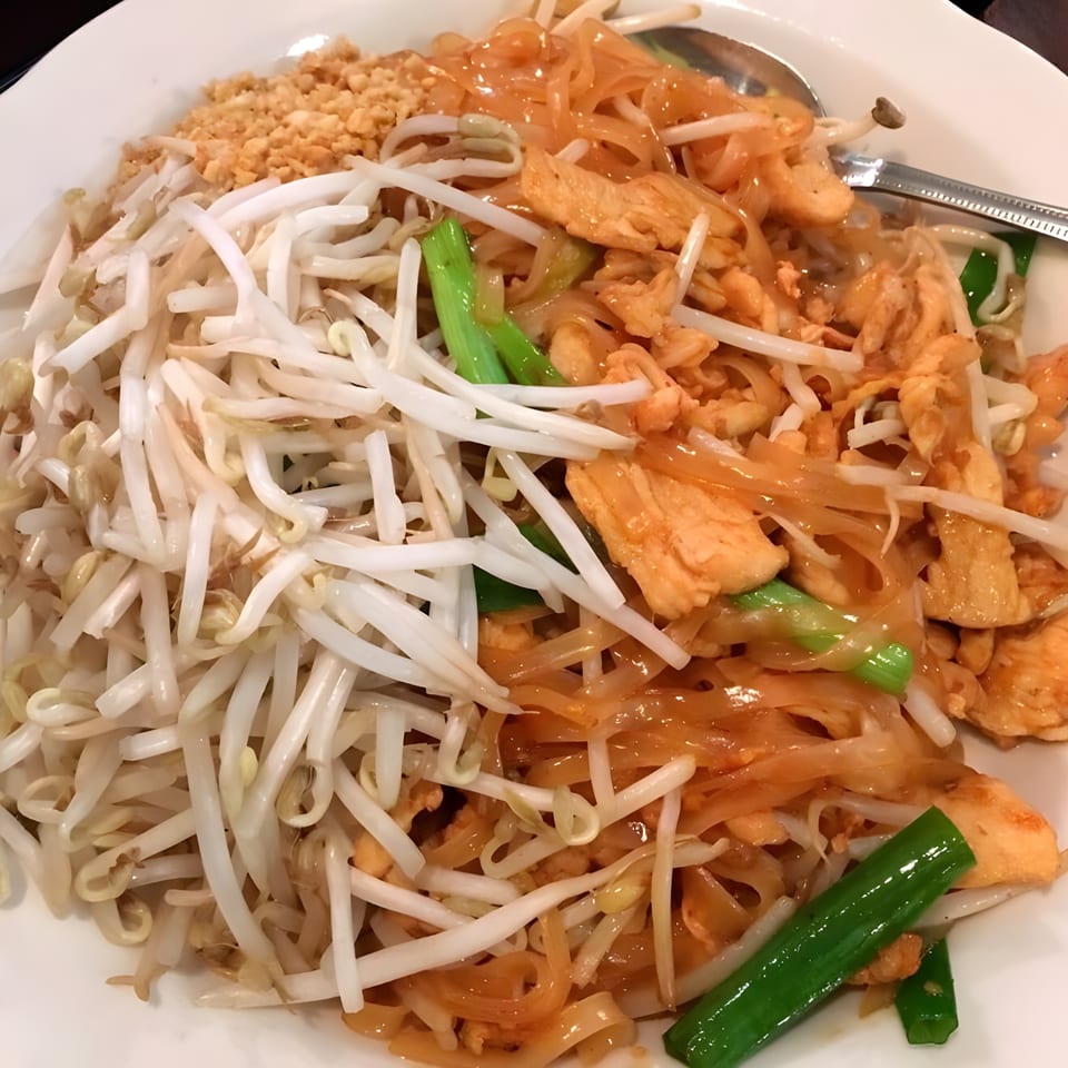 Close-up of Boran Thai Restaurant's Pad Thai with chicken, noodles, bean sprouts, and green onions.