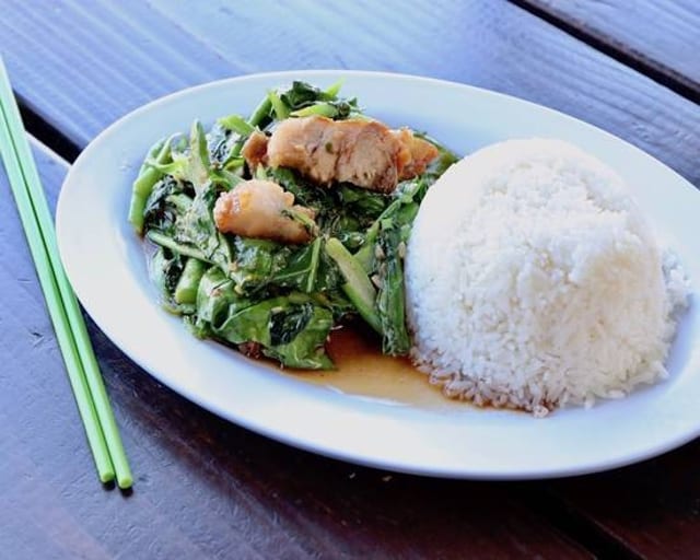 Crispy Pork with Chinese Broccoli คะน้าน้หมูกมู รอบ